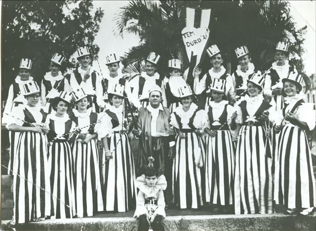 http://muspam.com.br/images/phocagallery/fotos_antigas/2291_bloco de carnaval 1937.jpg